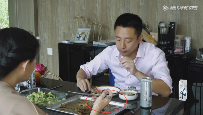 大s手上为什么一直贴着膏药，知道真相后网友都笑了 